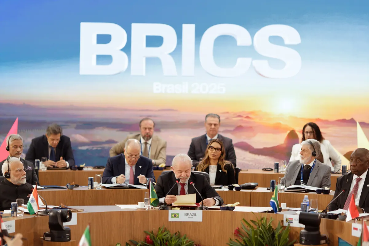 NO BRICS, LULA DIZ QUE COMÉRCIO ESTÁ AMEAÇADO E SOBERANIA GLOBAL EM XEQUE