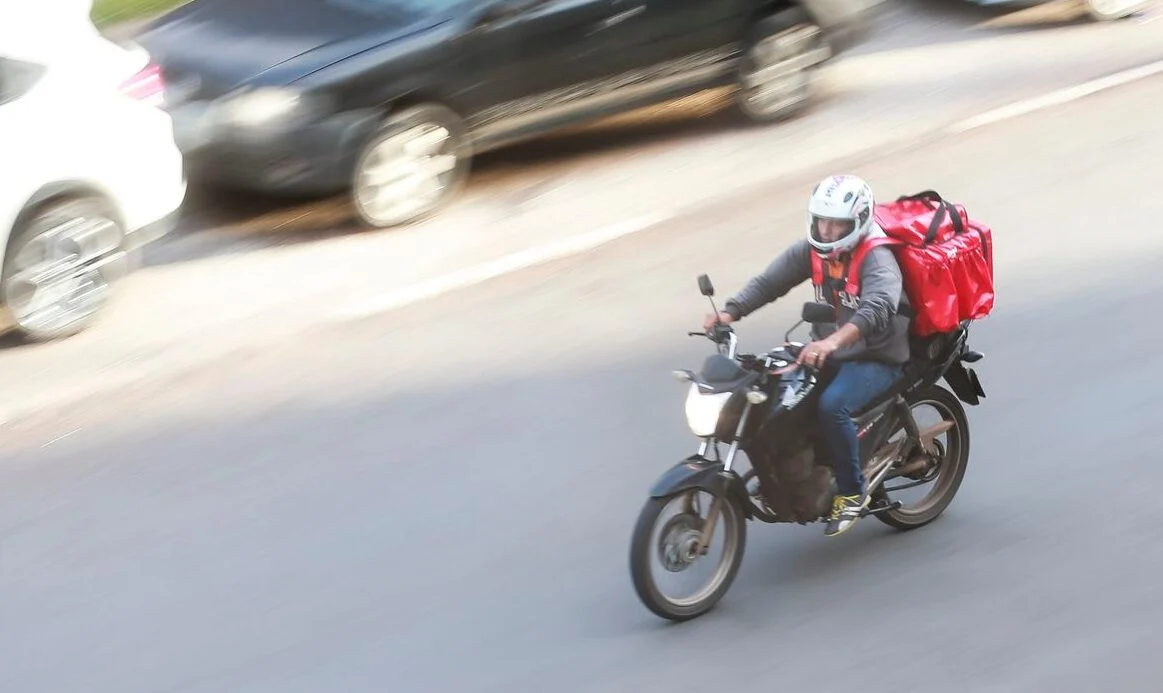 LEI ESTADUAL OBRIGA EMPRESAS DE DELIVERY A FORNECER EQUIPAMENTOS DE SEGURANÇA PARA ENTREGADORES