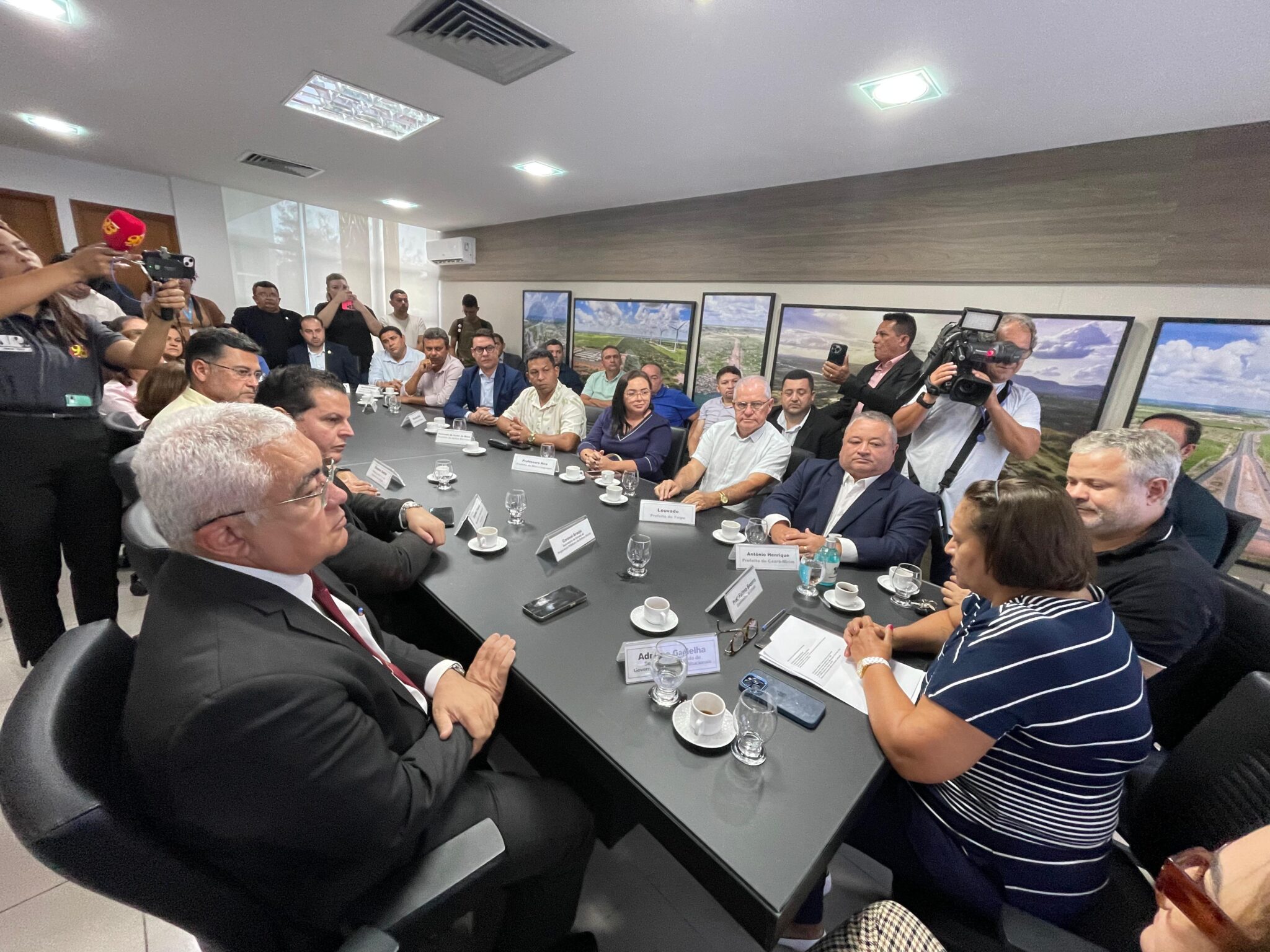 PREFEITOS DO MATO GRANDE SE REÚNEM COM A GOVERNADORA FÁTIMA E GARANTEM CRIAÇÃO DE BATALHÃO DA PM NA REGIÃO