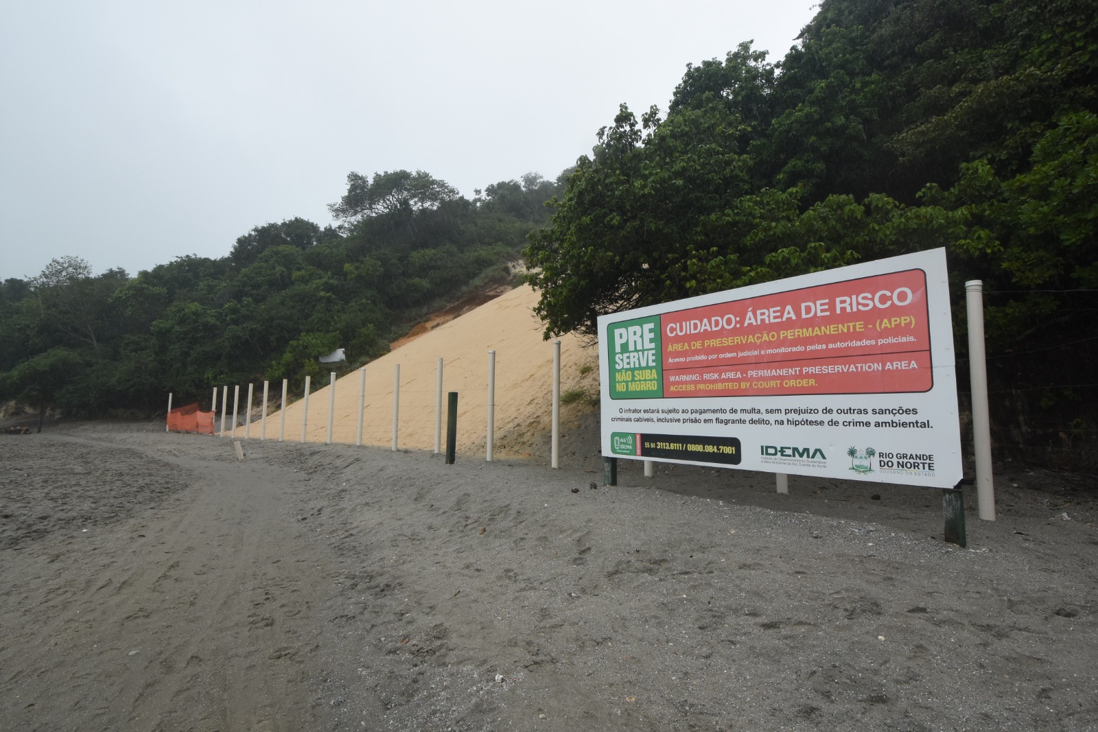 MORRO DO CARECA COMEÇA A SER CERCADO NOVAMENTE APÓS SUBIDA DE TURISTAS