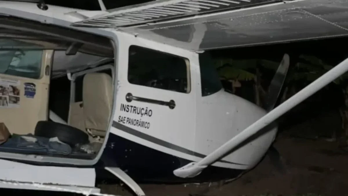 AVIÃO FAZ POUSO FORÇADO EM FAZENDA DE MACAÍBA APÓS COLIDIR COM CERCA