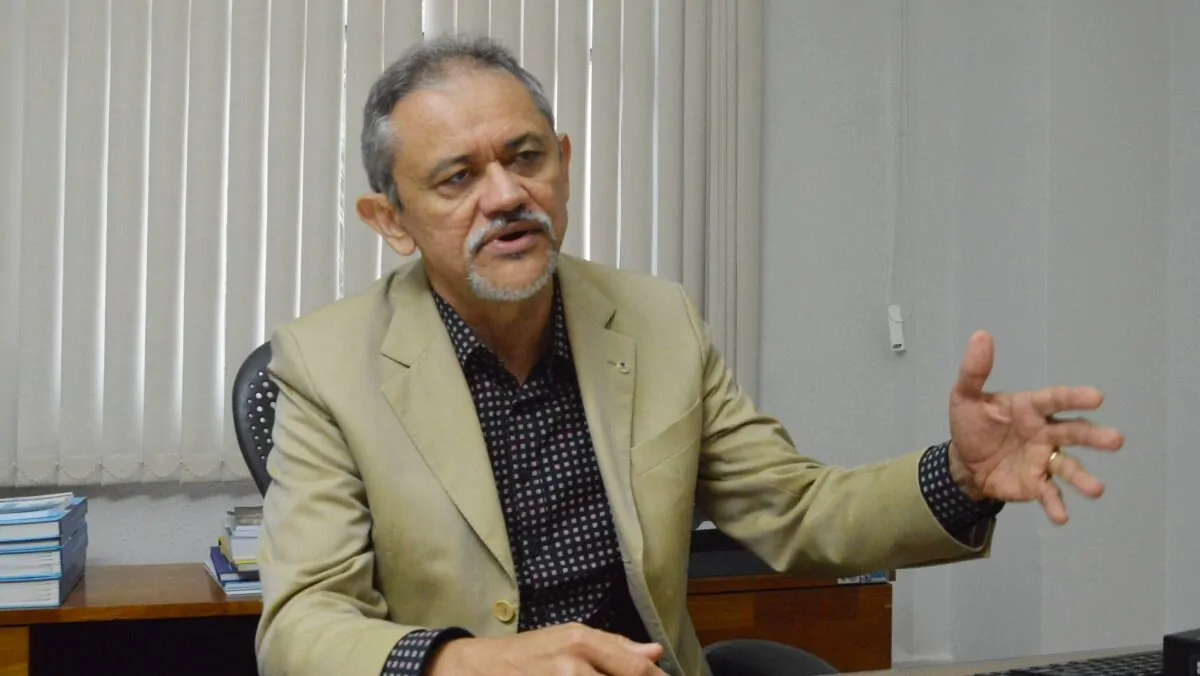 GOVERNO DO RN CONFIRMA SAÍDA DE ROBERTO LINHARES DA CAERN; INDICADO DE WALTER ALVES ASSUME O CARGO