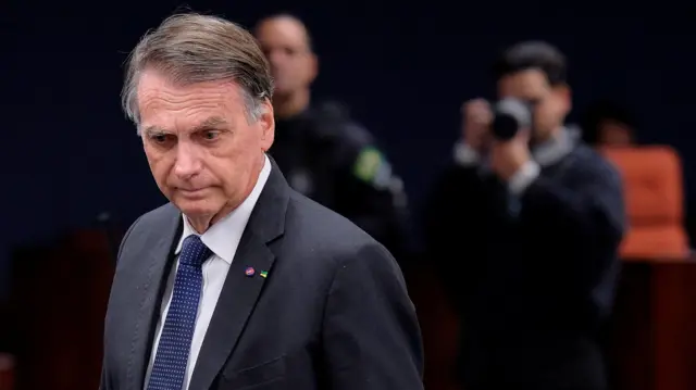 JAIR BOLSONARO É ALVO DA POLÍCIA FEDERAL E PASSARÁ A USAR TORNOZELEIRA ELETRÔNICA