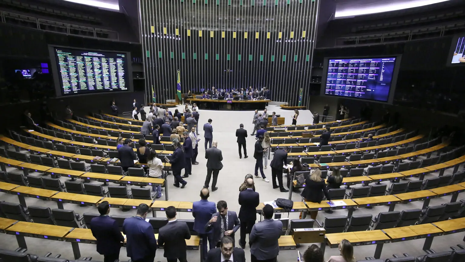 MAIS DA METADE DOS BRASILEIROS REPROVA CONGRESSO, APONTA PESQUISA