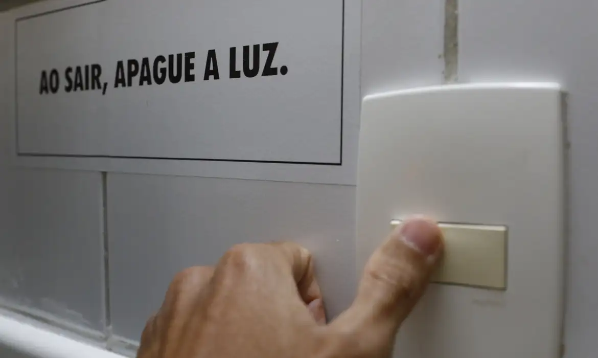 CONTA DE LUZ TERÁ BANDEIRA TARIFÁRIA VERMELHA PATAMAR 2 EM AGOSTO