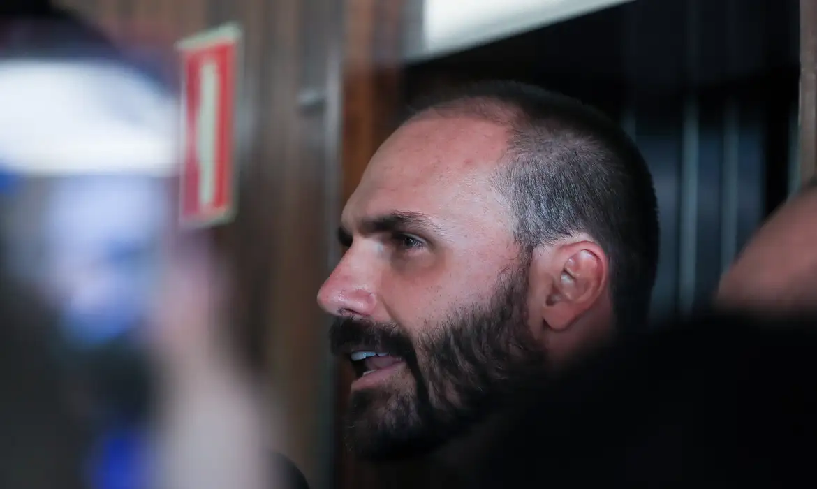 MORAES DETERMINA BLOQUEIA DE BENS E CONTAS DE EDUARDO BOLSONARO