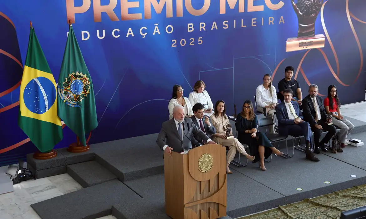 EVASÃO ESCOLAR É QUESTÃO DE ESTADO, DIZ LULA NA ENTREGA DO PRÊMIO MEC