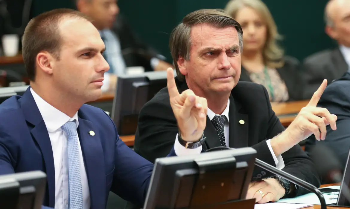 PF INDICIA BOLSONARO E EDUARDO POR COAÇÃO E FAZ BUSCAS CONTRA SILAS MALAFAIA