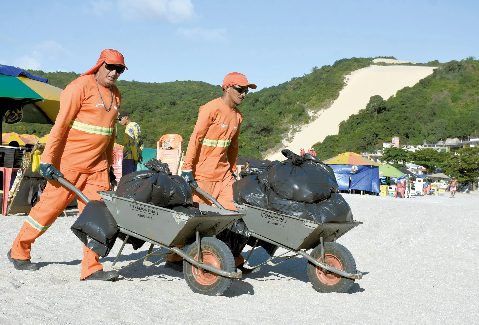 PRAIAS DO RN ACUMULAM 44 TONELADAS DE LIXO POR DIA