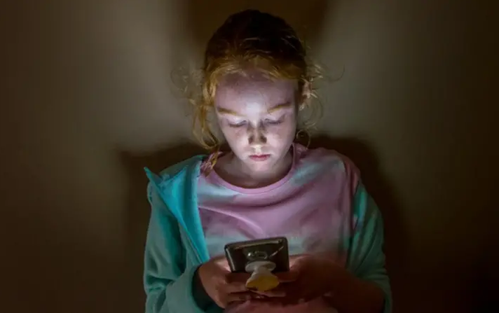 ESTUDO AFIRMA: CELULAR ANTES DOS 13 ANOS ACARRETA DOENÇAS MENTAIS