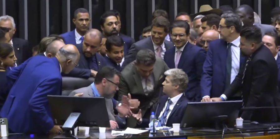 URGENTE: CÂMARA PEDE SUSPENSÃO DO MANDATO DE VAN HATTEM E MAIS QUATRO POR MOTIM
