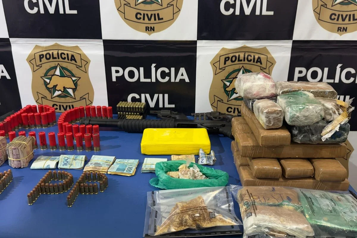 POLÍCIA APREENDE ARMAS E DROGAS AVALIADAS EM R$ 300 MIL NO AGRESTE POTIGUAR