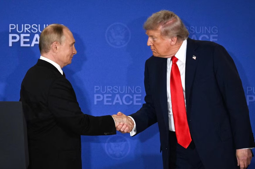 TRUMP DEFENDE QUE UCRÂNIA CEDA TERRITÓRIOS PARA O FIM DA GUERRA: ‘A RÚSSIA É UMA POTÊNCIA, ELES NÃO’