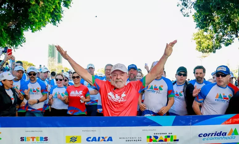 “AQUI NÃO TEM MOTOCIATA, TEM CAMINHADA”, DIZ LULA EM EVENTO DO MEC