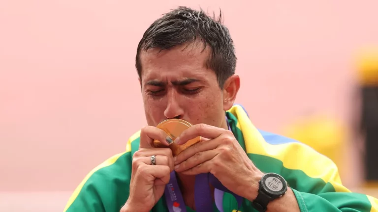 CAIO BOMFIM É CAMPEÃO MUNDIAL DOS 20 KM DA MARCHA ATLÉTICA EM TÓQUIO