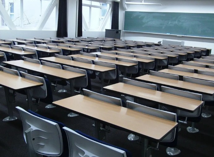 51% DOS BRASILEIROS QUE ENTRAM NA FACULDADE NÃO SE FORMAM NEM 3 ANOS APÓS O PRAZO PREVISTO