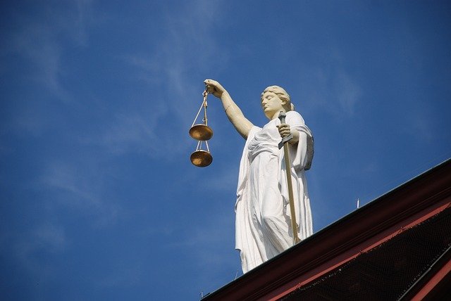 BRASILEIROS ACIONAM O PODER JUDICIÁRIO QUATRO VEZES MAIS DO QUE EUROPEUS