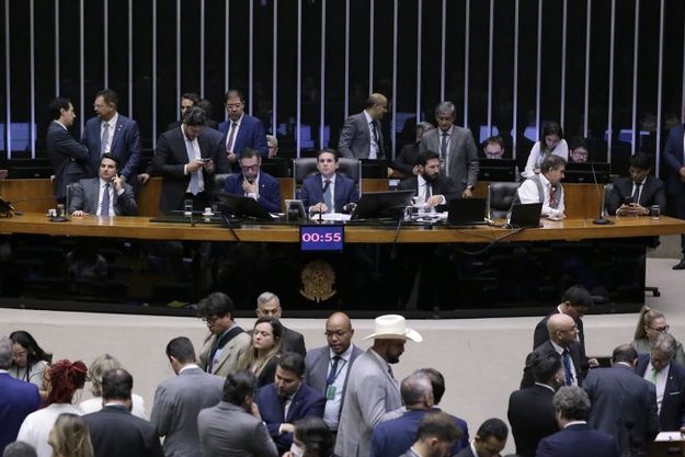 CÂMARA APROVA PEC QUE AUMENTA BLINDAGEM JUDICIAL PARA DEPUTADOS E SENADORES