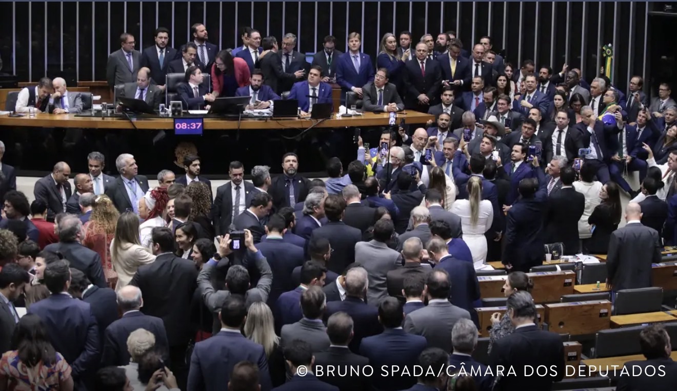 CÂMARA APROVA URGÊNCIA PARA PROJETO DE ANISTIA A GOLPISTAS