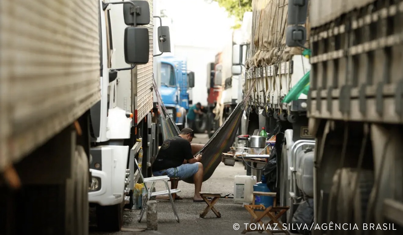 JORNADA EXAUSTIVA E SOLIDÃO AFETAM SAÚDE MENTAL DE CAMINHONEIROS