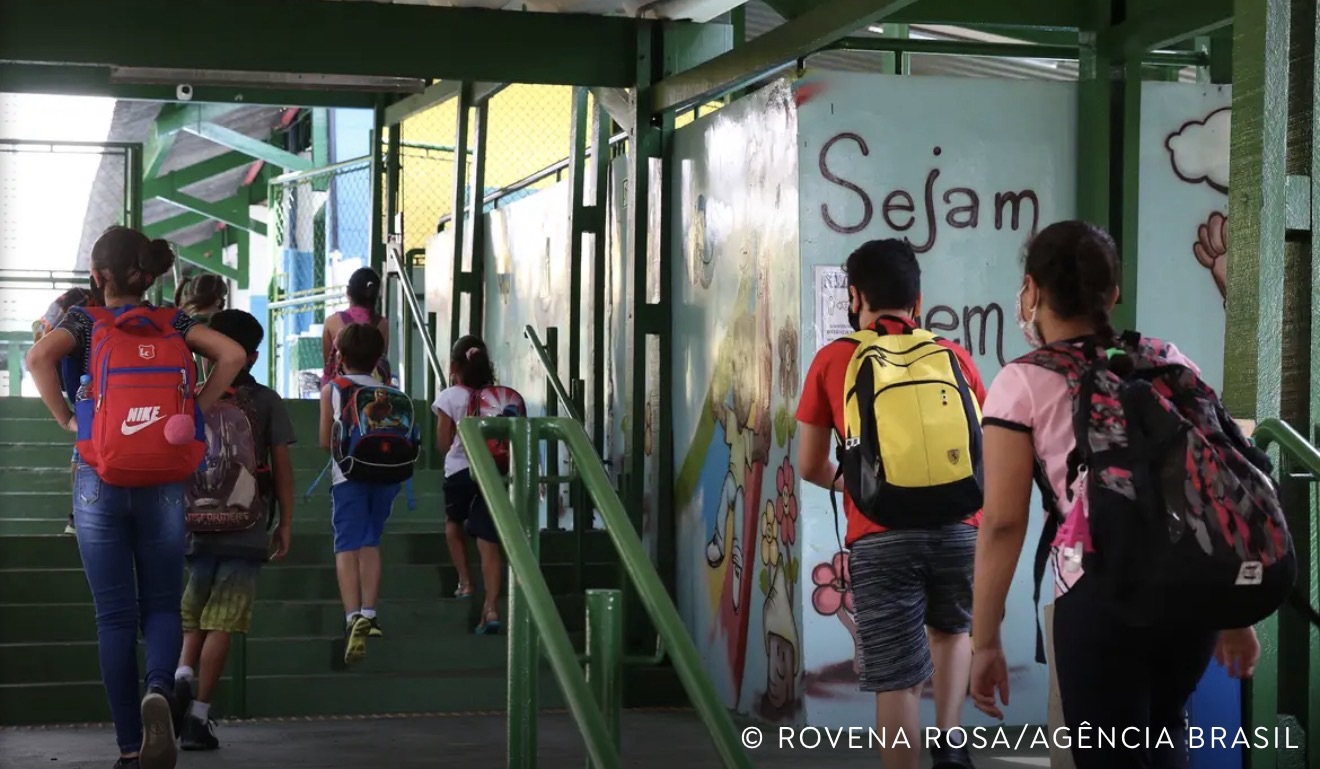 MENOS DA METADE DAS ESCOLAS PÚBLICAS ESTÁ LIGADA À REDE DE ESGOTO