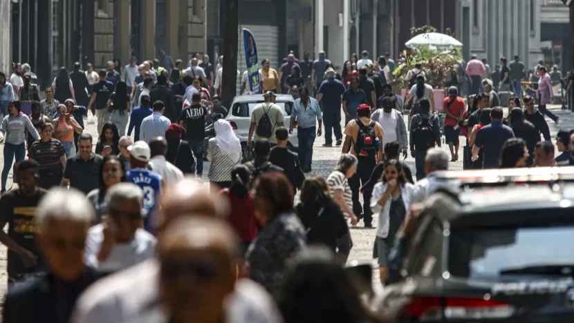 MAIS DE 6,5 MILHÕES DE FAMÍLIAS DEIXARAM LINHA DA POBREZA EM 2 ANOS