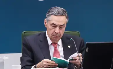 BARROSO DIZ QUE JULGAMENTO ENVOLVE PROVAS, E NÃO DISPUTA POLÍTICA
