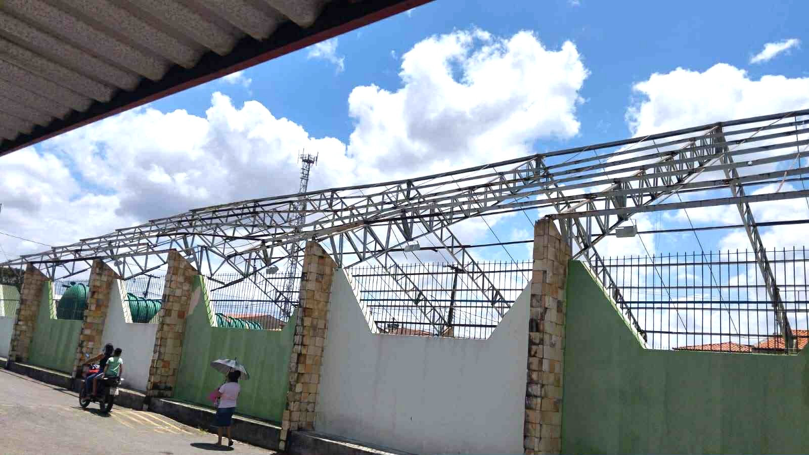 PREFEITURA DE MONTE DAS GAMELEIRAS REMOVE TELHADO DE QUADRA APÓS INTERDIÇÃO DO CORPO DE BOMBEIROS DO RN