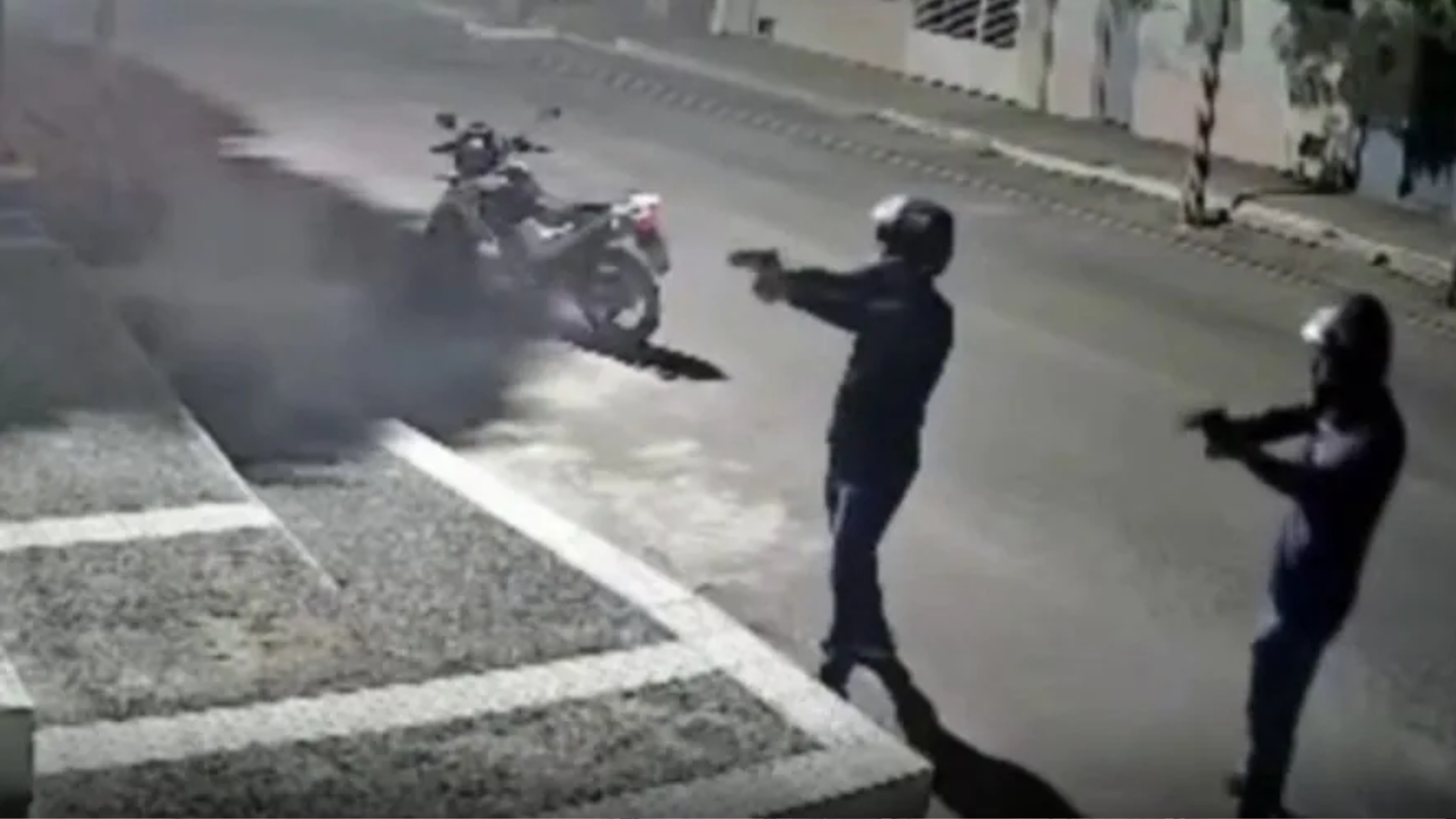 [VÍDEO] RESIDÊNCIA E CLÍNICA DE VEREADORA SÃO ALVO DE ATAQUE A TIROS EM CARAÚBAS, RN