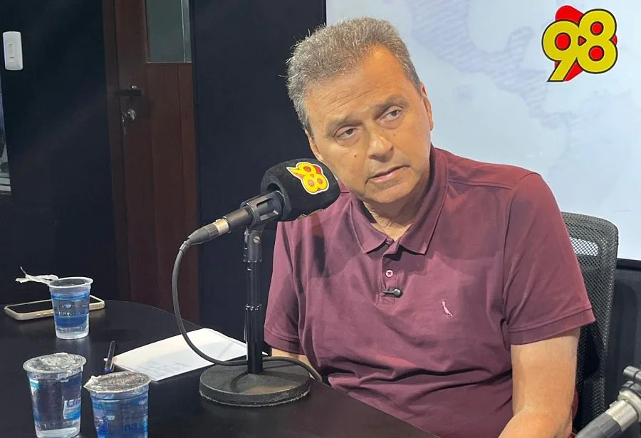 [VÍDEO] CARLOS EDUARDO COMENTA DIÁLOS COM WALTER ALVES E JOSÉ AGRIPINO: “A GENTE IMAGINOU CENÁRIOS”