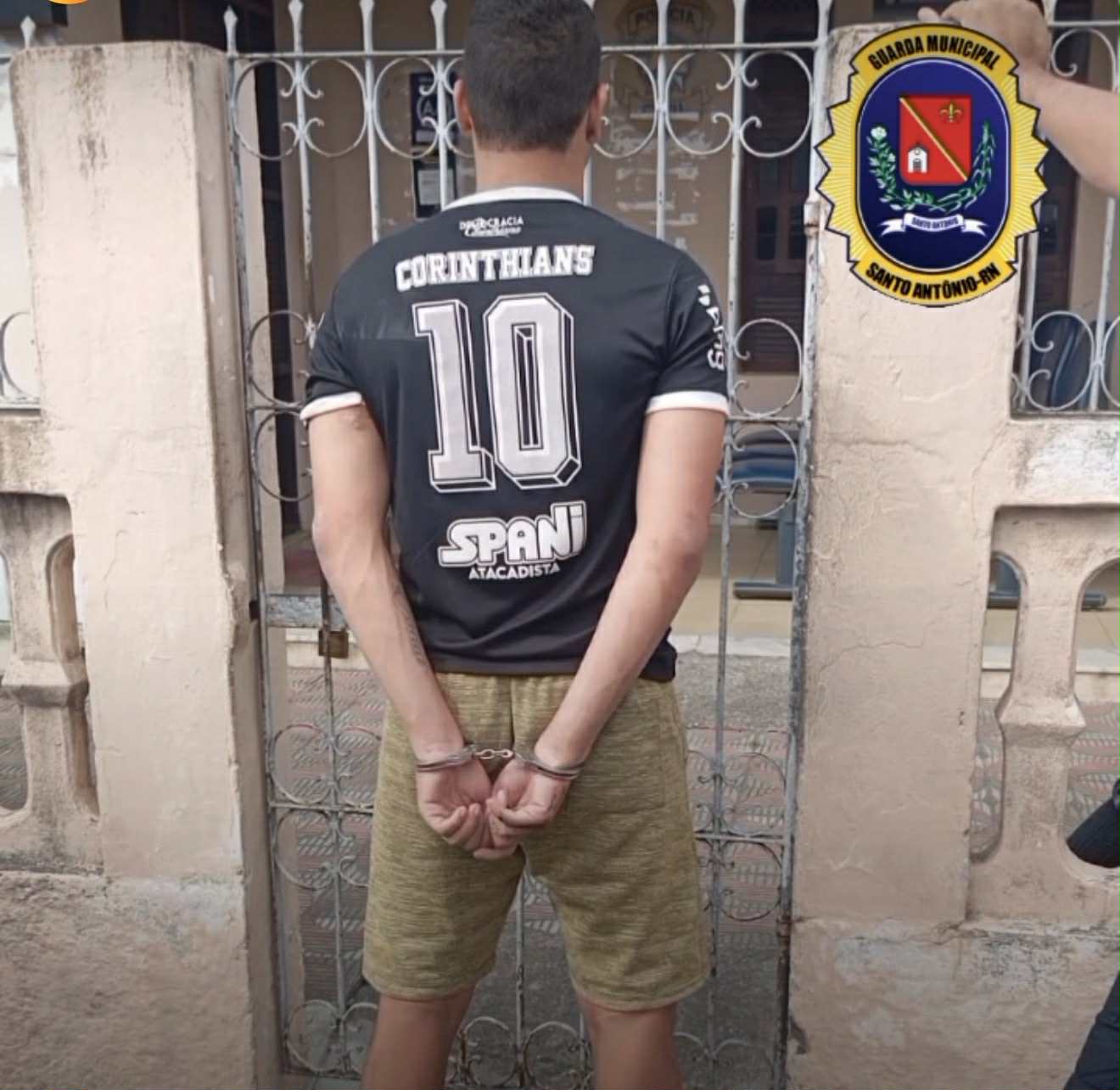 EM SANTO ANTÔNIO APÓS HOMEM CAUSAR DANOS AO PATRIMÔNIO PÚBLICO E AMEAÇAR MORADORES, É DETIDO PELA GUARDA MUNICIPAL
