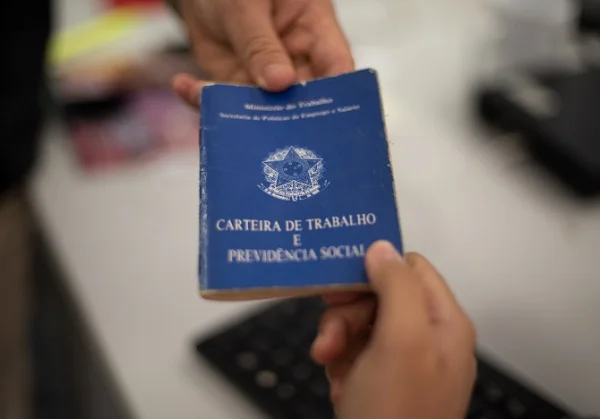 BRASIL TEM DESEMPREGO DE 5,6% NO TRIMESTRE ATÉ SETEMBRO, DIZ IBGE