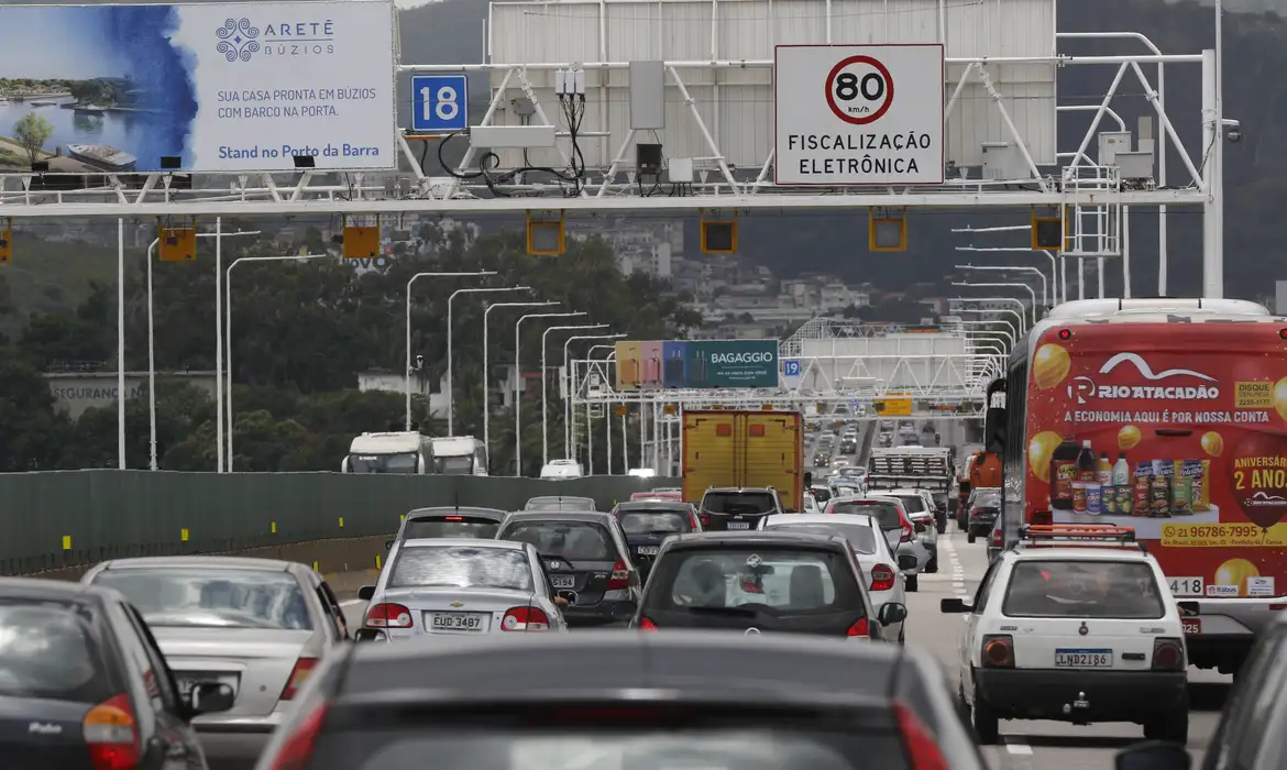 CARRO É O PRINCIPAL MEIO DE TRANSPORTE PARA O TRABALHO, DIZ CENSO