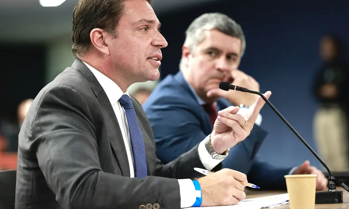 MORAES DETERMINA PRISÃO DE RAMAGEM APÓS DEPUTADO SER VISTO EM MIAMI