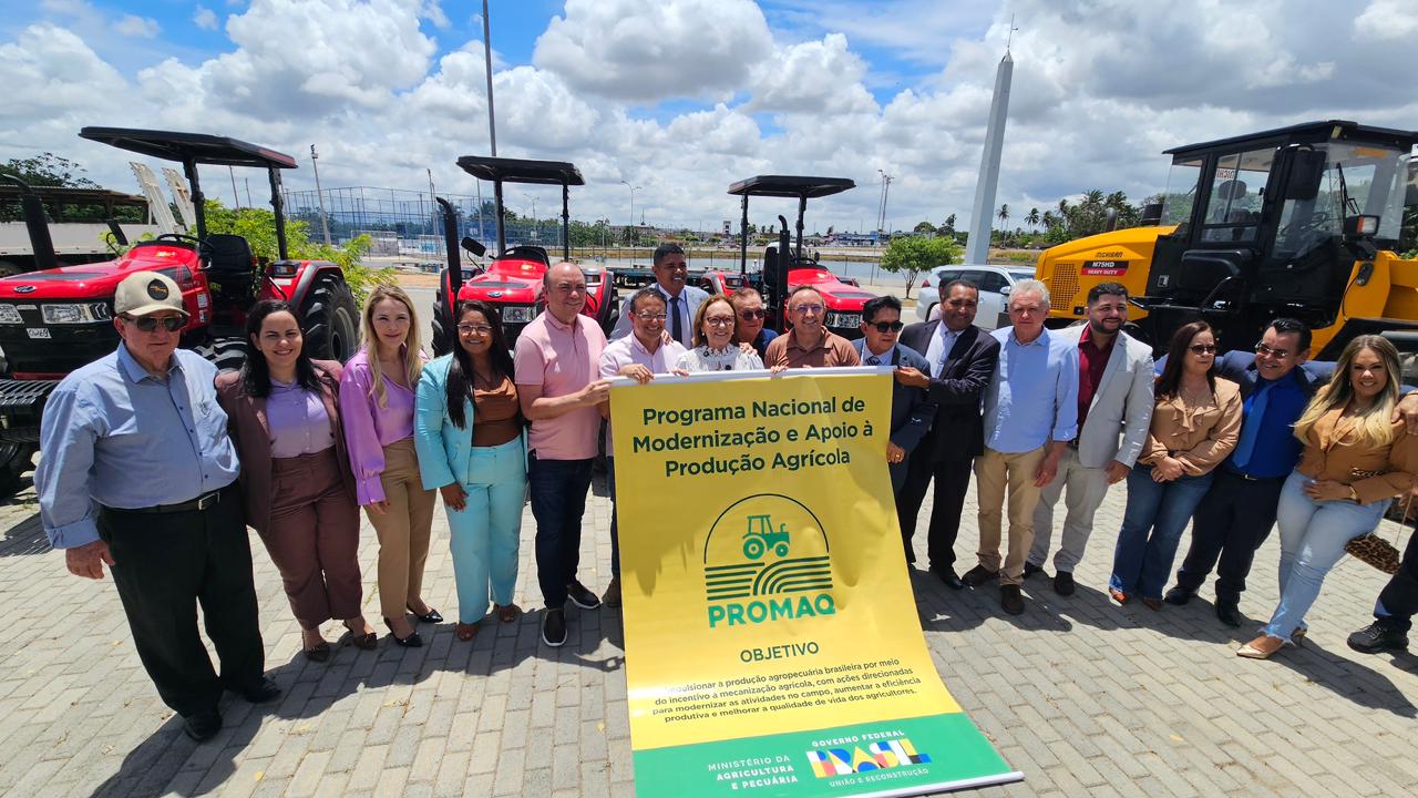 ZENAIDE MAIA PARTICIPA DE DA ENTREGA DE MÁQUINAS AGRÍCOLAS PARA MUNICÍPIOS POTIGUARES