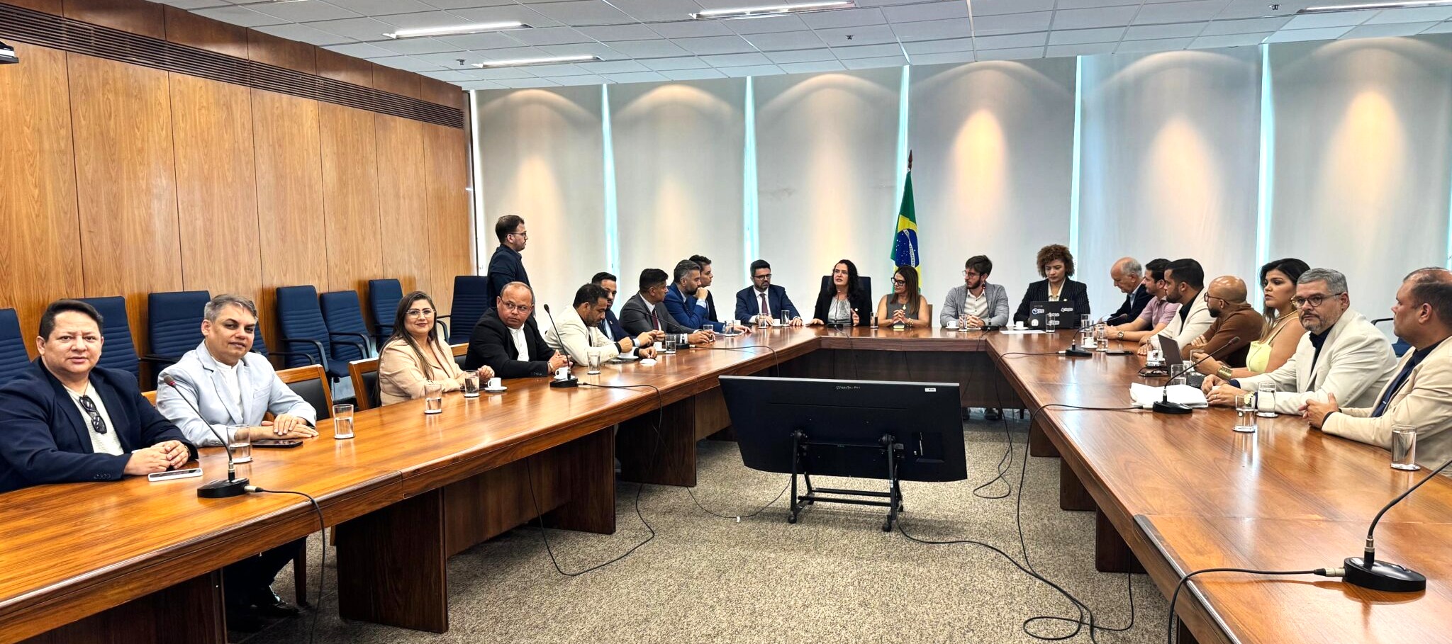 PRESIDENTE DA CÂMARA DE SANTO ANTÔNIO, MARIZETHE COSTA, PARTICIPA EM BRASÍLIA DE ASSINATURA HISTÓRICA ENTRE FECAM/RN E MINISTÉRIO DA GESTÃO