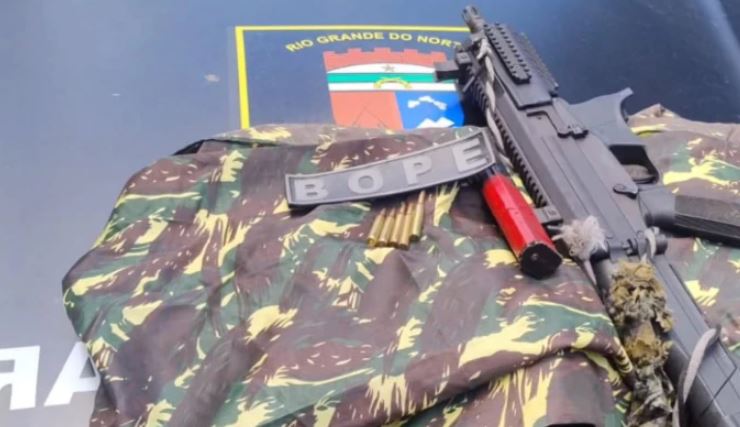 PM APREENDE METRALHADORA, MUNIÇÕES E ROUPAS CAMUFLADA EM MÃE LUIZA, NATAL