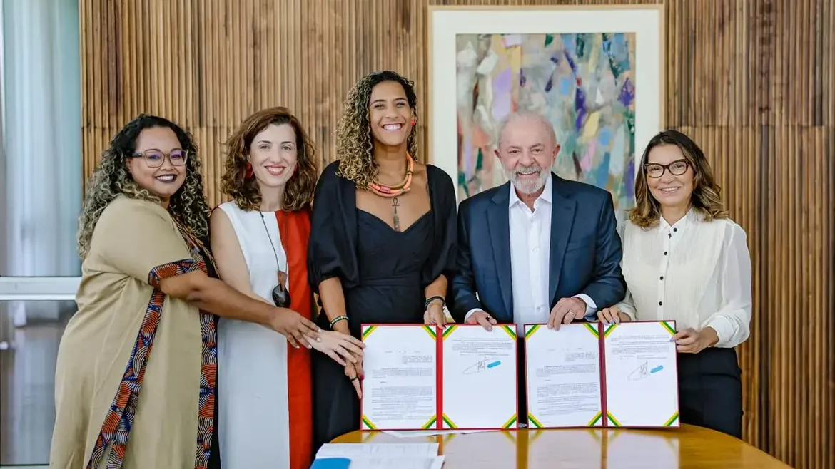 LULA ASSINA 28 DECRETOS PARA REGULARIZAR TERRITÓRIOS DE QUILOMBOLAS