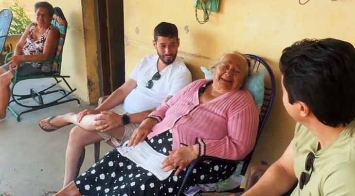 PREFEITO FLAVIANO LISBOA ANUNCIA PAVIMENTAÇÃO DA ESTRADA DE LAGOA QUEIMADA DURANTE VISITA A MORADORA CENTENÁRIA