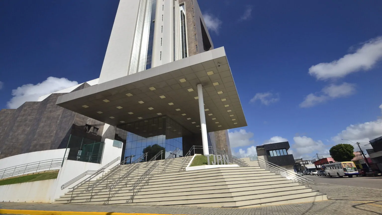 JUSTIÇA DETERMINA QUE GOVERNO DO RN PAGUE 13º DE SERVIDORES DA SAÚDE ATÉ O FIM DE DEZEMBRO