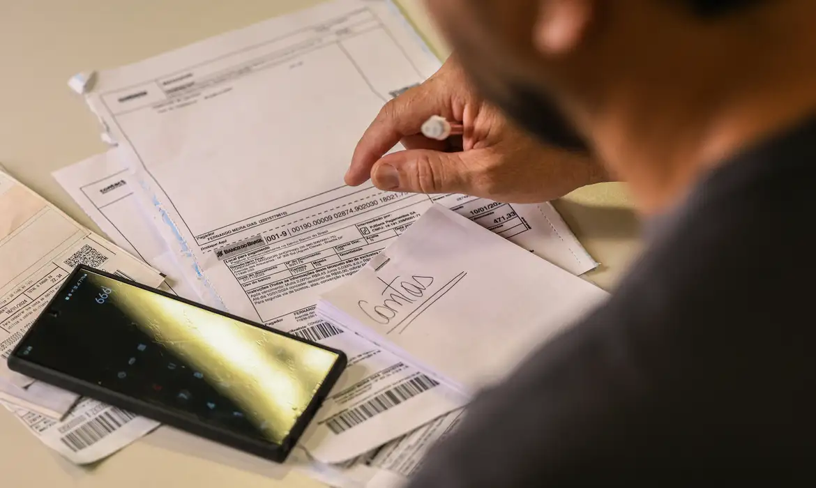 SALÁRIO MÍNIMO DE R$ 1.621 COMEÇA A VALER NESTA QUINTA-FEIRA (1º)