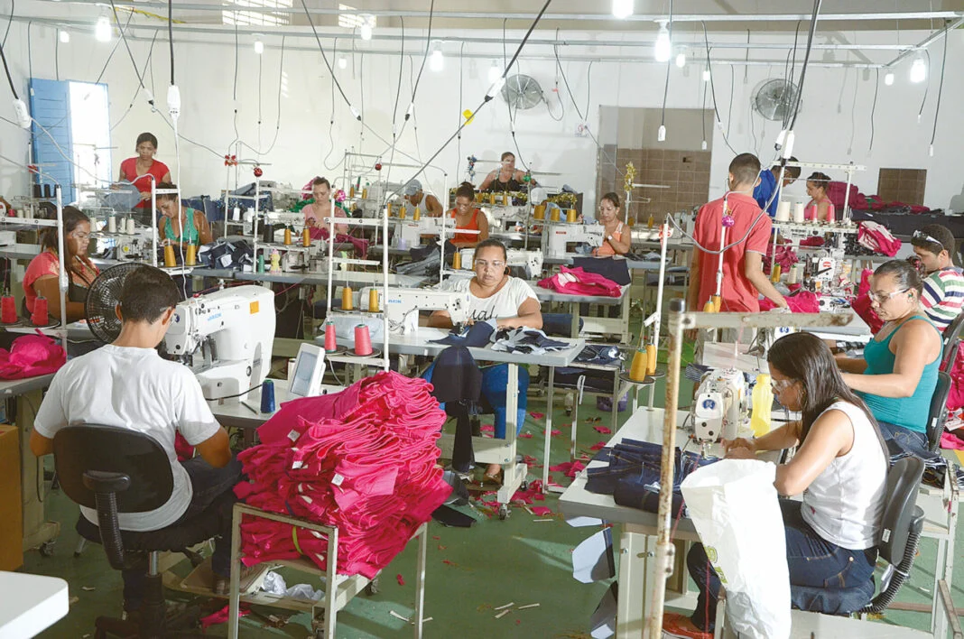 CONFECÇÕES CRESCEM 98% E AMENIZAM QUEDA DA INDÚSTRIA DO RN EM NOVEMBRO