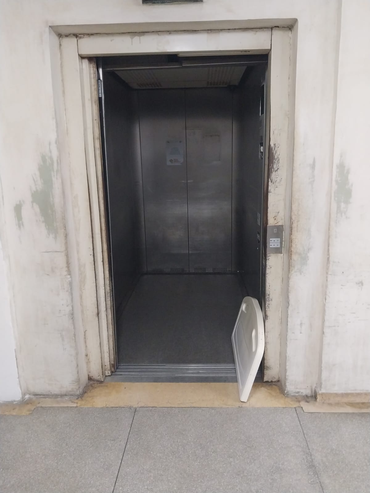 FILME “DE TERROR” REPETIDO: ELEVADOR DO WALFREDO GURGEL QUEBRADO DE NOVO E COM RISCO DE QUEDA