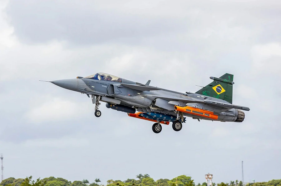 BASE ÁREA DE NATAL RECEBE TESTES DE LANÇAMENTOS DE BOMBAS COM CAÇA SUPERSÔNICO F-39 GRIPEN
