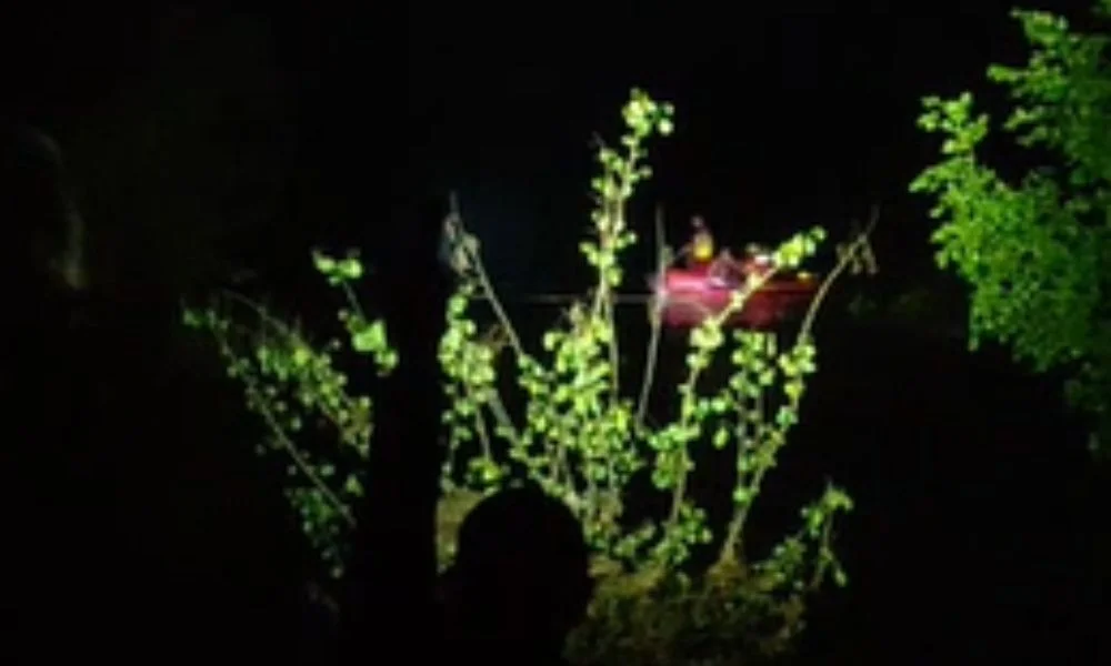 BOMBEIROS RESGATAM CINCO PESSOAS ILHADAS NO RIO CURIMATAÚ EM NOVA CRUZ, NO AGRESTE POTIGUAR