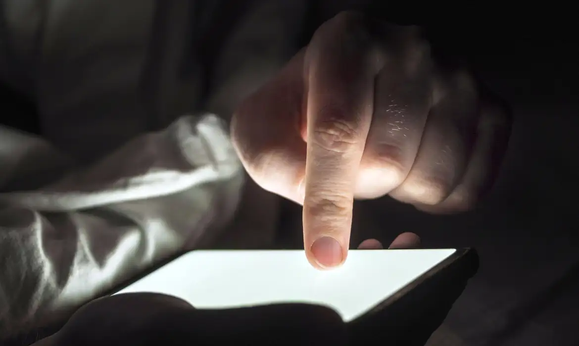 CONTEÚDOS FALSOS CRIADOS POR IA MAIS QUE TRIPLICAM ENTRE 2024 E 2025