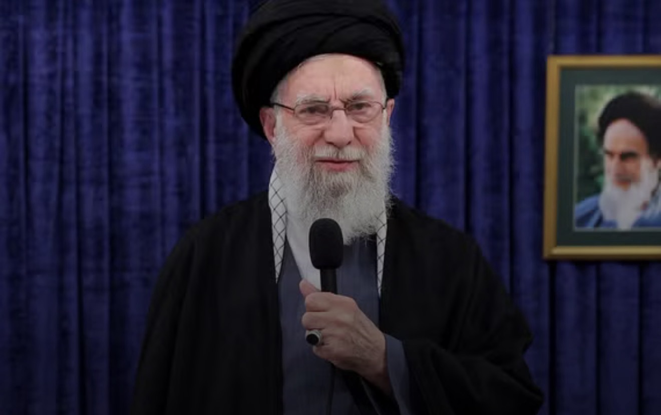 MÍDIA ESTATAL IRANIANA CONFIRMA MORTE DO LÍDER SUPREMO ALI KHAMENEI