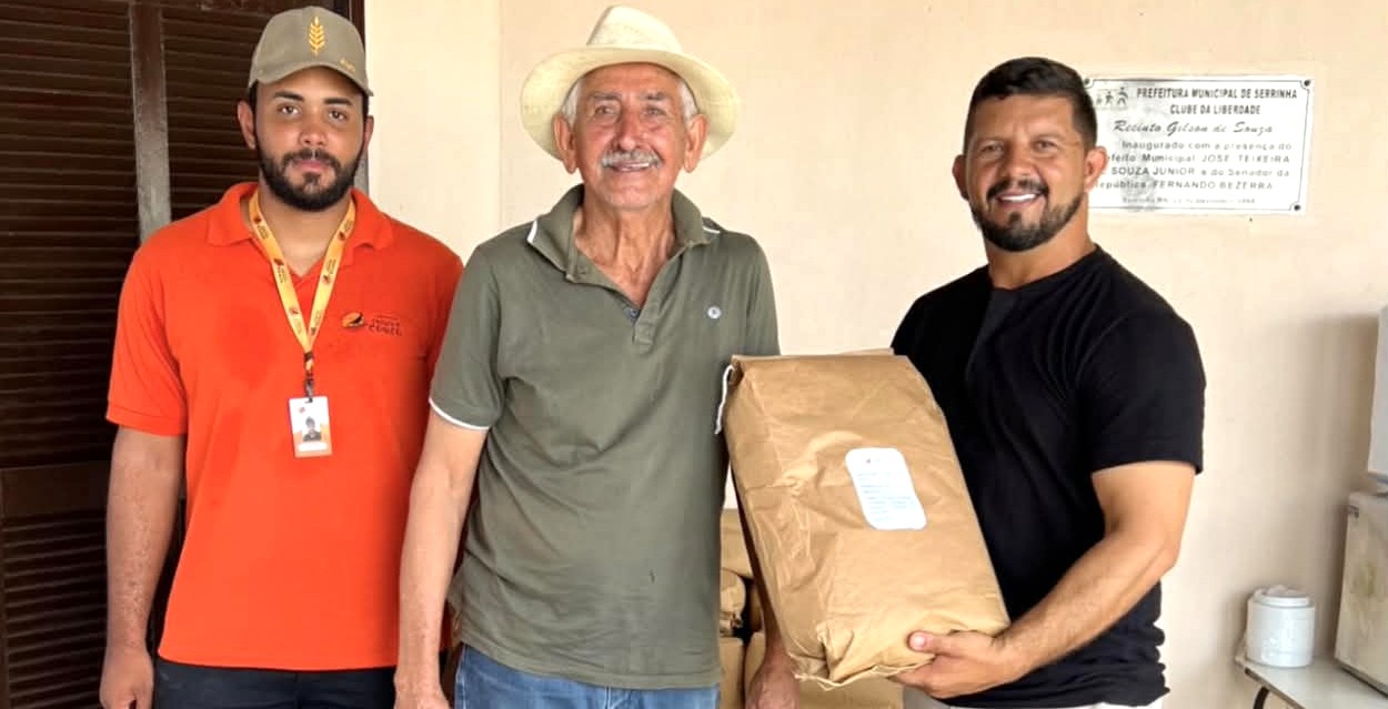PREFEITURA DE SERRINHA REALIZA ENTREGA DE SEMENTES DE ALGODÃO PARA POPULAÇÃO
