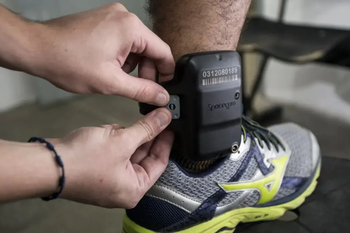 CÂMARA APROVA TORNOZELEIRA ELETRÔNICA POR AGRESSORES DE MULHERES EM CASOS DE ALTO RISCO