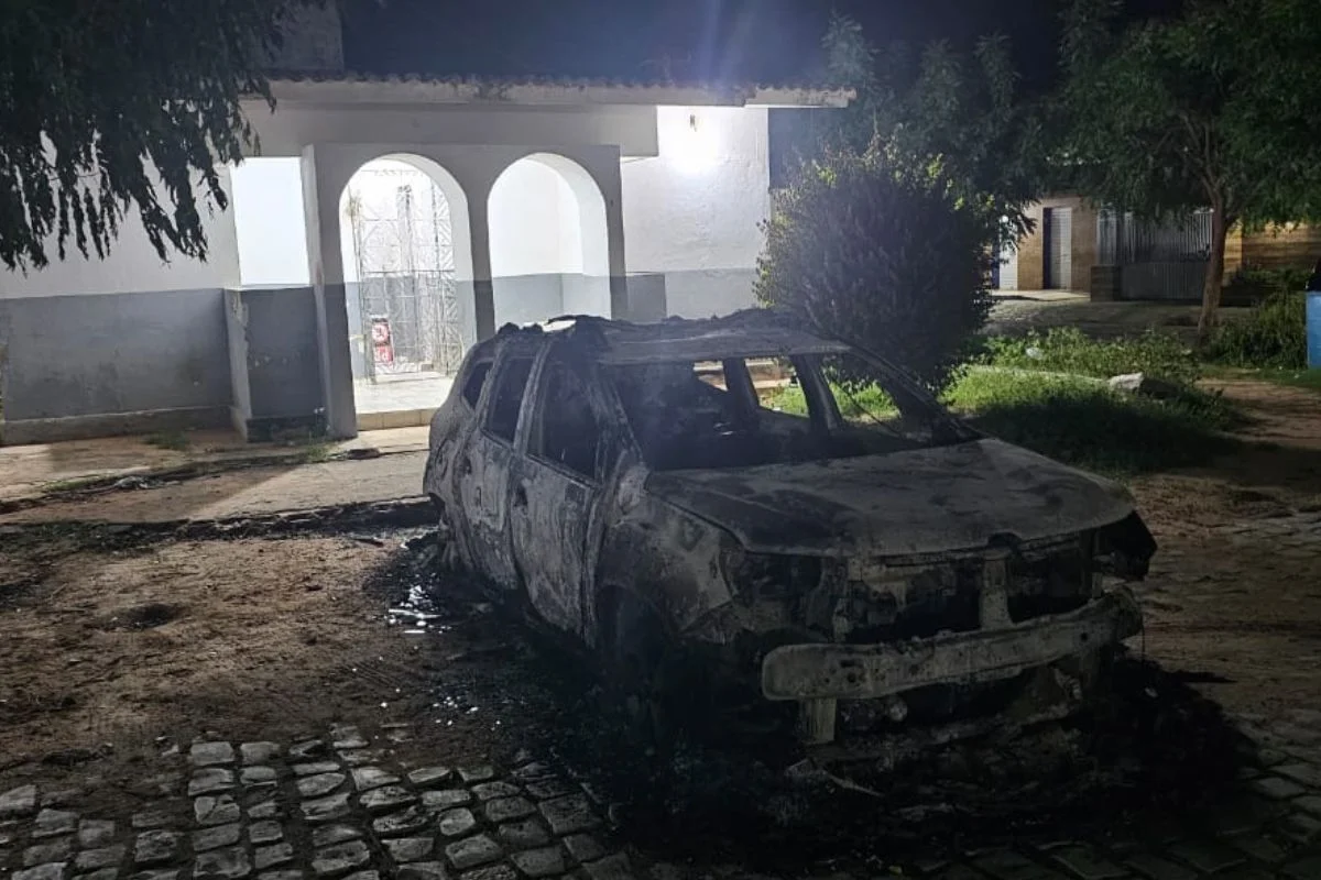 VIATURA DA PM É DESTRUÍDA POR INCÊNDIO NO INTERIOR DO RN